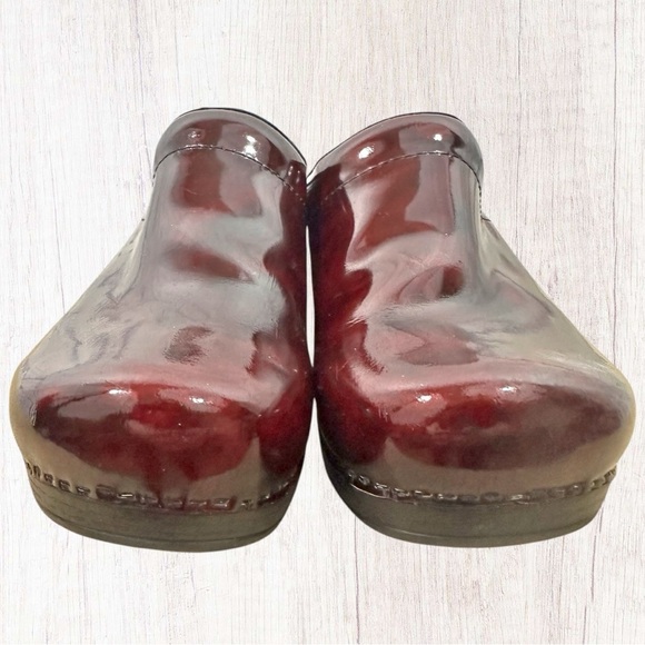 Dansko- Red Patent Slip On Stapled Leather Open Back Clog- Size 41 / 10.5 US - Picture 2 of 10